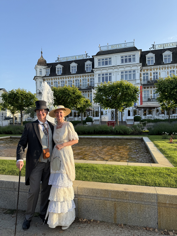 Vordergrund-grete-otto-partner-historisches-kostüm-hintergrund-ahlbecker-hof