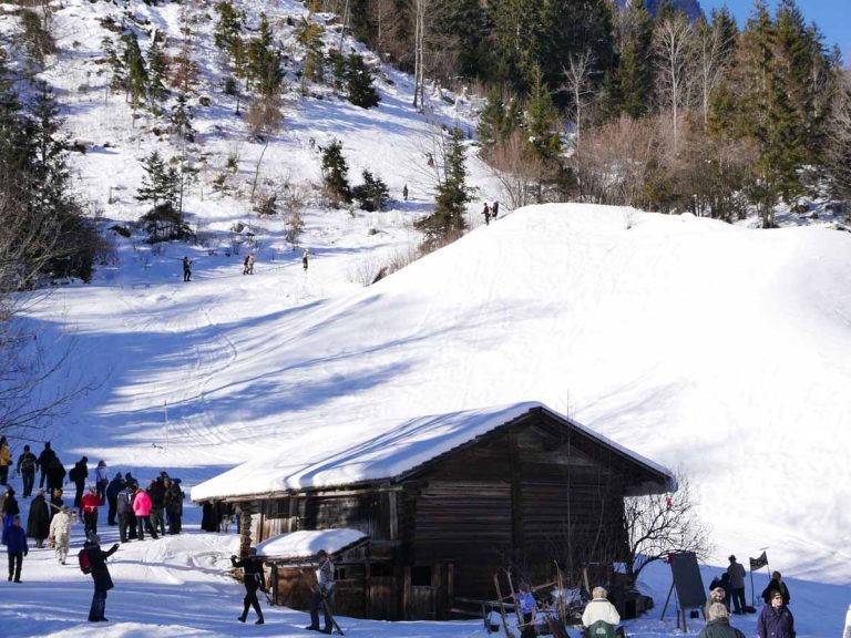 Die Rennläufer laufen erstmal den Abfahrtshang hoch...