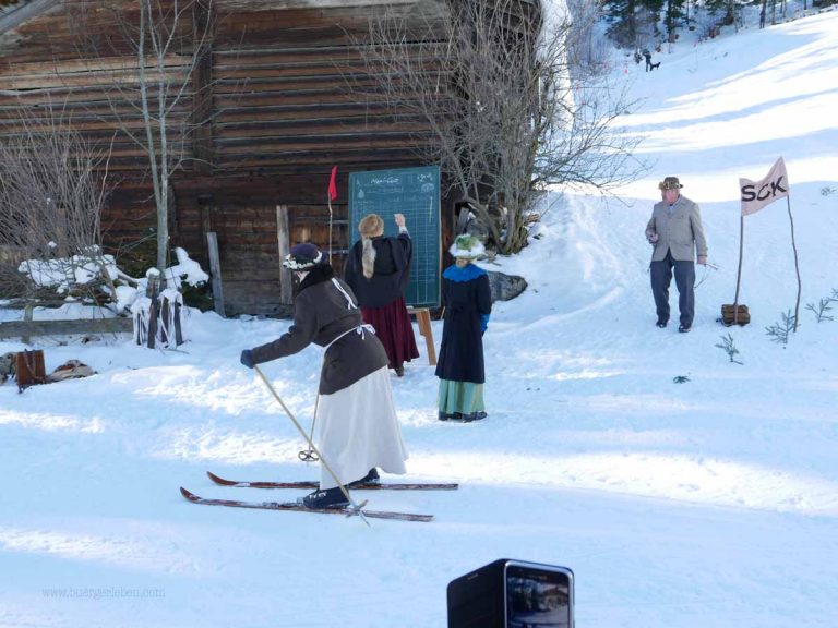 Mit langen Röcken und nostalgischen Ski die Piste hinunter - Respekt!