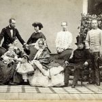 Das einzige Familienbild: Sisi sitzend links mit ihren Kindern Rudolf und Gisela, über ihr Schwager Maximilian, links davon Franz Joseph, rechts neben ihr die ungeliebte Schwiegermutter Erzherzogin Sophie / The only family picture: Sisi sits to the left with her children Rudolf and Gisela, above her brother-in-law Maximilian, to his left Franz Joseph, to her right her despised mother-in-law archduchess Sophie