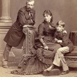 Im Bild mit ihrer Familie / Pictured here with her family