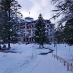 Das Hotel winterlich verschneit