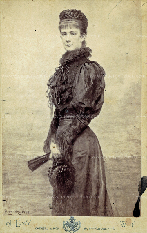 Sisi oder Kaiserin Elisabeth im schwarzen Kleid mit Fächer