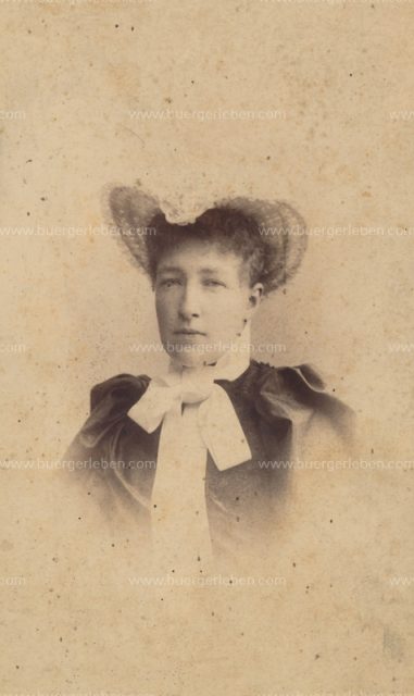 stefanie-v-belgien-portrait-mit-hut-ca-1890-1