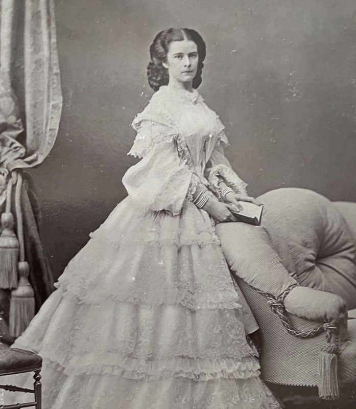 Sisi im weissen Spitzenkleid mit einem Buch in der Hand Portrait ca. 1960