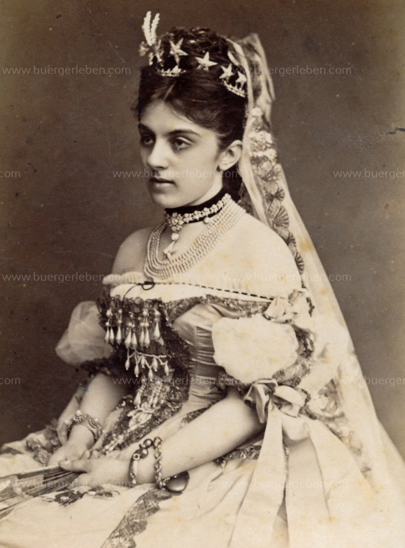 Mutter Helene Vetsera, geborene Baltacci sitzend im Ballkleid