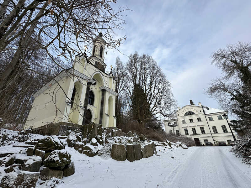 Kapelle im Hintergrund Hotel