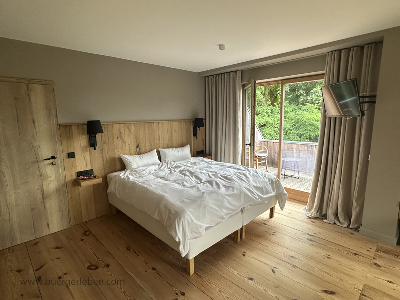 Blick ins Zimmer mit Balkon